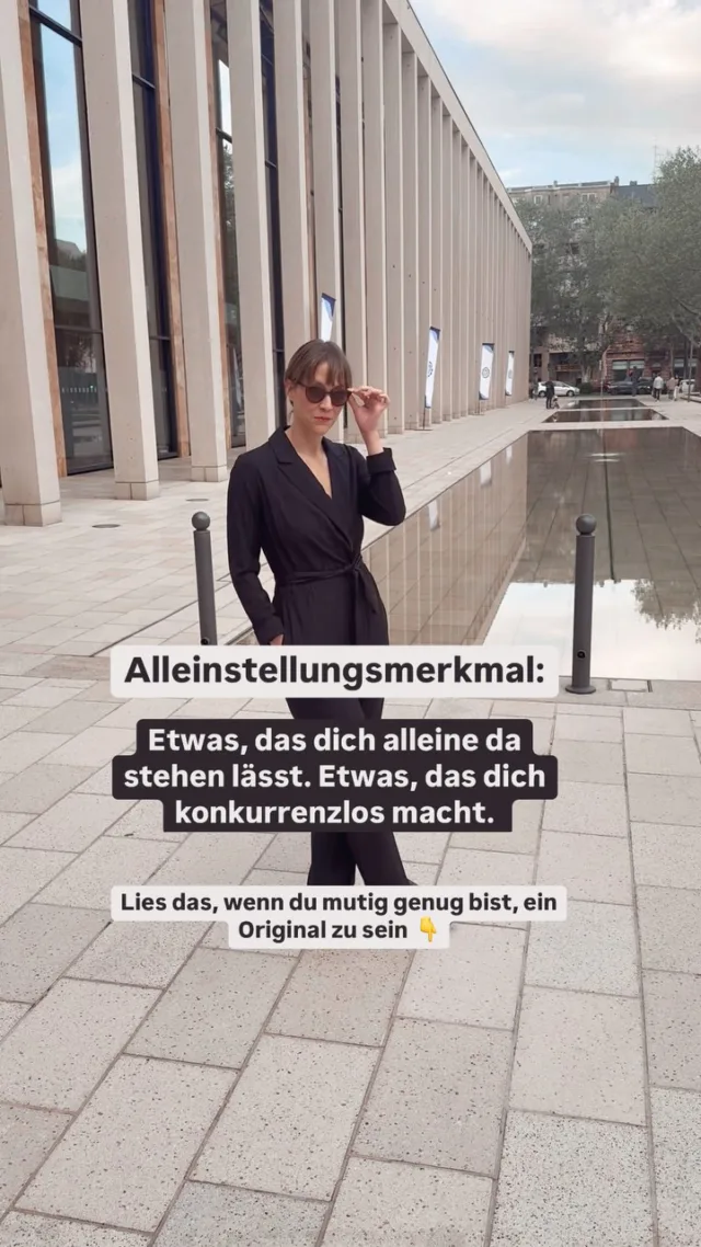 Was, wenn du deinem Alleinstellungsmerkmal ausweichst,
weil du Angst hast, was passiert, wenn du plötzlich wirklich alleine dastehst?

Wenn es keinen Vergleich mehr gibt.
Kein Vorbild, an das du dich anlehnen kannst.
Keine Sicherheit in der Masse.

Wenn du nicht mehr diejenige bist,
die jemanden sucht, an dem sie sich orientieren kann –
sondern diejenige, an der sich andere orientieren.

Pionierarbeit fühlt sich nicht sicher an.
Sie fühlt sich neu an.

Und genau deshalb braucht deine Positionierung
nicht nur einen klaren Kopf und ein warmes Herz.
Sie braucht Füße, die fest am Boden stehen.
Wie bei einem Bogen, der gespannt wird:
Fokussiert. Ruhig. Bereit, Energie zu halten – und freizugeben.

Spitze Positionierung entsteht nicht,
weil du dich auf eine Kleinigkeit festlegst.
Nicht durch demografische Daten.
Nicht durch Einschränkung.

Sondern dadurch, dass du alles integrierst,
was dich ausmacht.
Was du liebst.
Was du geben kannst.
Was dich bewegt.

Und daraus etwas erschaffst,
was der Markt so noch nie gesehen hat:
Dich.

Einmalig. 
Allein - All-eins - All-one ♥️
Zutiefst verbunden.
Mit dir selbst.
Mit deiner Vision.
Mit denen, die genau auf dich gewartet haben.

Das ist echte Freiheit.
Das ist echter Projektorerfolg.
Das ist der Weg zu konstantem Cashflow,
der nicht aus Anpassung entsteht –
sondern aus wahrer Originalität.

Und genau dafür stehe ich an deiner Seite.

👉 Kommentiere „Analyse“ für deinen kostenfreien Analysecall mit Valentina aus meinem Team - 30 Minuten Laserfokus auf dich und dein einmaliges Business. Und auf die Frage, wie du mit zyklischem Energiefluss konstante Umsätze halten kannst 🥂