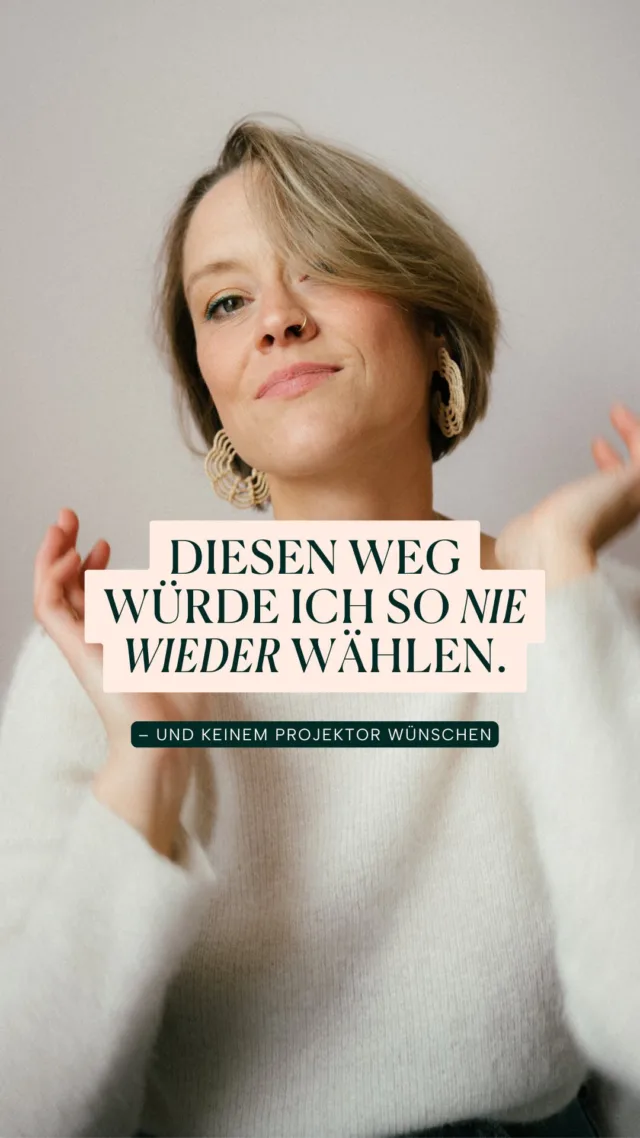 Niemand, der diesen Weg gegangen ist, würde dir das empfehlen:

Du musst ja „nur“ hochpreisig genug verkaufen.
Am besten bist du im 1:1, also mach nur das.

Das wird schon durch die Decke gehen, wenn dein Content nur magnetisch genug ist…

Don‘t worry: wie is dir danach geht, sehe wir dann 🥹

Hast du diese Sätze schonmal gehört? Und versucht, sie umzusetzen?

Ich ja. Ist ja auch logisch wenn wir starten. Erstmal den Kalender voll machen. 
2021 war ich randvoll ausgebucht. Und weil ich nicht wusste, dass ich Projektor bin - ausgebrannt.
Täglich mehrere 1:1 Calls.
Dazwischen atmen, Kaffee runterkippen, Story posten, noch ein Live.

Ich war nicht nur gefragt - sondern permanent wurde ich was gefragt, von allen 🤣

Ja, es funktioniert eine Weile— für die, die 8 Stunden täglich im Business sein wollen.
Aber nicht für mich.
Und für viele Projektor:innen auch nicht.

Zwischen all den Calls war kein Raum.
Nicht für mich.
Nicht für Tiefe.
Nicht für echte Verkörperung.

Vorbild sein entsteht nicht zwischen Zoom-Calls.
Es entsteht im Raum zwischen Gedanken. Welcher Raum nochmal?

Den konnte ich mir als Mama in „Teilzeit“ garnicht leisten.

„Natürlich kannst du auch ‚einfach’ hochpreisig verkaufen.“
Aber Hochpreis muss man dir erstmal glauben.
Und — viel wichtiger — du musst es dir selbst glauben.

Das braucht:
→ Raum
→ Tiefe
→ Selbstverständlichkeit

Und genau diese Werte entstehen nicht im Robotermodus.
Sondern, wenn du mal abschalten kannst. 
Kreation, Produktentwicklung, Klarheit = abschalten.

Auch das musst du dir leisten können.

Dein Wert ist unbegrenzt, egal mit wievielten Menschen und wie oft du ihn teilst.
Deine Zeit nicht. Die läuft ab.

Deshalb darf dein Business dich tragen.
Nicht du dein Business ziehen ♥️

Mit digitalen Produkten, die wirken — auch wenn du gerade kreierst. Cashflow, der bleibt — weil du etwas bleibendes erschaffen hast 🤸‍♂️

Das ist zumindest mein Projektor-Weg zu finanzieller Fülle.

👉 Wenn du spürst, dass du keine Lust mehr auf „Ausgebrannt = Erfolg“ hast:

Kommentiere “Analyse” für 30 Minuten kostenlosen Laserfokus auf dein zyklisch-skalierbares Business - mit Valentina aus meinem Team ( Projektorin natürlich 🤩)