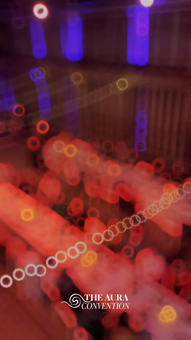 Whoah was war das? 🎉

Ich sitze jetzt schon seit einiger zeit an dieser Capition und merke, dass mir noch immer die Worte fehlen. Es ist eine Woche her, dass ich das erste, größte und energiegeladenste Live-Event für Projektor:innen hosten durfte - und ehrlich - noch immer bebt es in mir.

Fernab von normal, fernab von irdisch und dabei ganz nochmal und sehr irdisch. Unsere ganz eigene Projektorlogik, die wir hier gefeiert haben, die keiner mit dem Kopf versteht, aber alle im Herzen verbindet.

❤️ Now words! Ich bin so dankbar für euch: Ein Tribe Projektor:innen unter Deck - über allem. Aus halb Europa. 🥂
Tiefe, weise Wesen, die mit einem fetten OM einen Knick ins Magnetfeld gemacht haben.

Universe, we are coming!

🥂 Und jetzt kommt dein Part: Erzähl, was hast du für dich mitgenommen? Und wie fühlst du dich nach der AURA CONVENTION?

Das hat es noch nie gegeben!
Das wird es aber wieder geben: 2026 übernehmen @projectorsawakening und bringen die Fackel nach Zürich 🗽

Danke euch allen!

#projektorinnen #projektorbusiness #projektorerfolg #projectorsawakening #awakening #auraconvention #humandesign #humandesignprojektor

@projectorsawakening 
@nina_rosenberg 
@die.seelenfluesterin_ 
@darius.freund 
@quastifiziert 
@not_another_healer 
@janstiewe 
@katjavonbauske_traumfaengerin