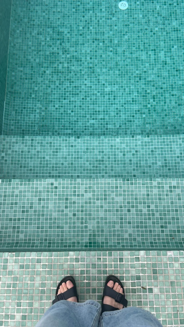 Ich sitze hier gerade in Albanien.
5-Sterne-Luxusresort. Mojito in der Hand. 🍹

Und unter so einem Post liest man normalerweise:
„Ich hab 43k im Monat gemacht – ganz ohne Strategie, nur durch meine Frequenz, Kundenmagnetismus oder so.“

🎯 Großer Quatsch.
Und zwar einer, der gerade Projektor:innen teuer zu stehen kommt.

Denn was du nicht siehst:
– Ob die Zahlen überhaupt stimmen. 🤓
– Einen Network-Marketing-Deal im Hintergrund.
– Funnel, Team, Retargeting-Anzeigen.

Und vorne raus? „Ich hab einfach durch High Energy empfangen.“

Während sie verdienen, verlierst du:
🕰️ Zeit. 🎯 Fokus. 💔 Selbstvertrauen.
Weil du denkst, du machst was falsch – weil bei dir keine 40k reinflattern, während du dich „nur halten“ willst.

Und am Ende verkaufen Frauen mit glasklarem Talent und echter Tiefe plötzlich Shampoo, weil ihnen jemand eingeredet hat, ihr innerer Reichtum wäre nicht genug. 😳 So traurig.

Ich sag’s dir ehrlich:
Ich hab auch Funnel und Team im Hintergrund (weißt du).
Ich bin da, wo du vielleicht hinwillst.
Aber ich bin da nicht hingeschwebt – auch wenn es leichter wäre, dir das zu verkaufen.

Ich hab mein Business in fünf Jahren aufgebaut.
Mit Herz UND Grips. Mit Entscheidungen.
Und mit vielen Momenten, in denen ich lieber im Schatten geblieben wäre.

Du musst nicht den Umweg über Luxusleben gehen, um erstmal Stabilität zu schaffen.
Du musst nicht erst Millionen machen, um dir Quality Time zu erlauben.
Du darfst jetzt deinen Wert positionieren – statt weiter nach fehlenden Puzzleteilen zu suchen.

Die Tiefe ist da. Die Klarheit auch.
Marketing & Strategie fehlen noch. Aber das ist lernbar.

Die Millionen? Dürfen gerne kommen. 🤪
Aber sie sind das I-Tüpfelchen, nicht die Eintrittskarte.

Verkörperung kommt auch –
mit jedem Schritt raus aus dem Nicht-Selbst-Geschwurbel darüber,
was ein Projektor darf, soll oder (angeblich) nicht kann. 🥂

👇 Kommentiere „Analyse“, wenn du dir jetzt selbst die Einladung geben möchtest, auf die du die ganze Zeit wartest.
Buch dir ein Beratungsgespräch bei meinem Team –
und lass uns endlich über deinen Schatten springen.
Zeit zurückgewinnen, die du gerade verlierst.

#projektorerfolg #projectorbusiness #humandesignprojektor